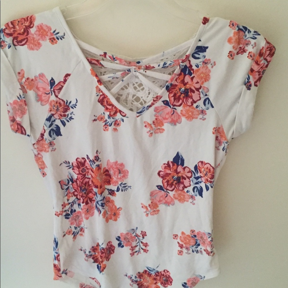 No boundaries brand, XS white with flowers